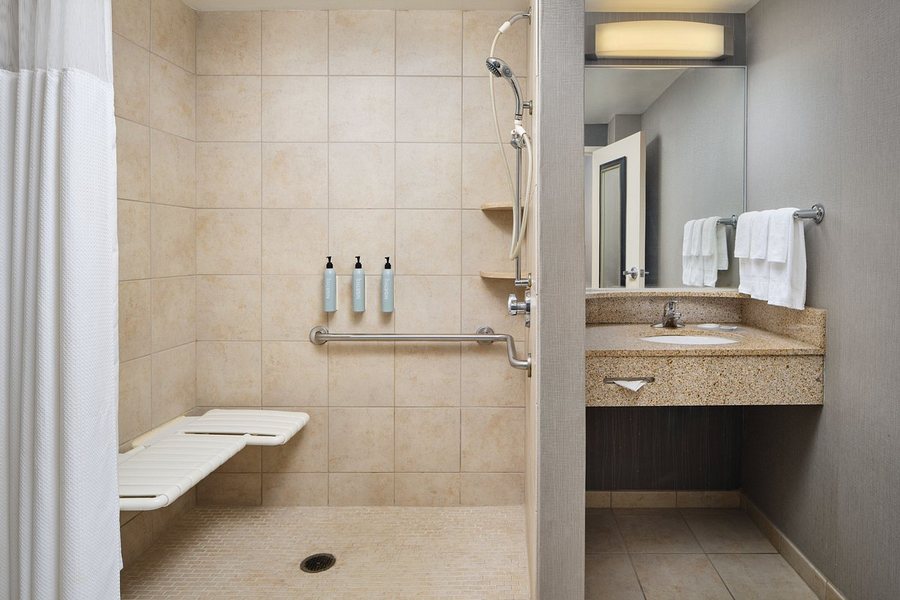 Courtyard by Marriott Akron Downtown — Bathroom