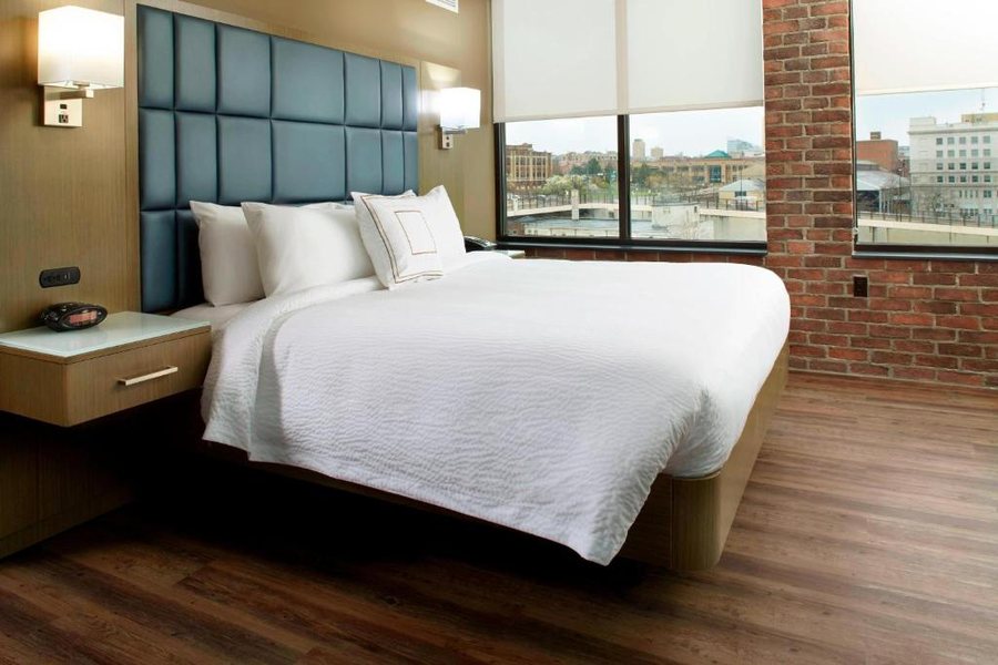 Courtyard by Marriott Akron Downtown — Guest room