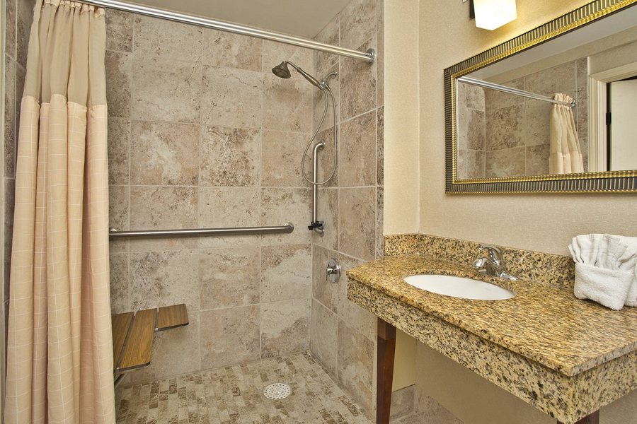 Courtyard by Marriott Akron Fairlawn — Bathroom