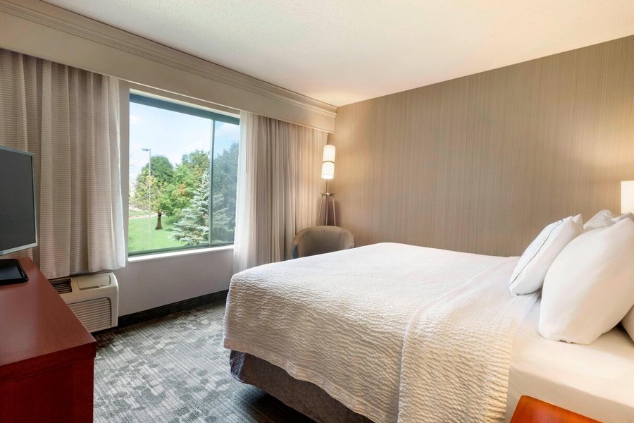 Courtyard by Marriott Akron Fairlawn — Guest room