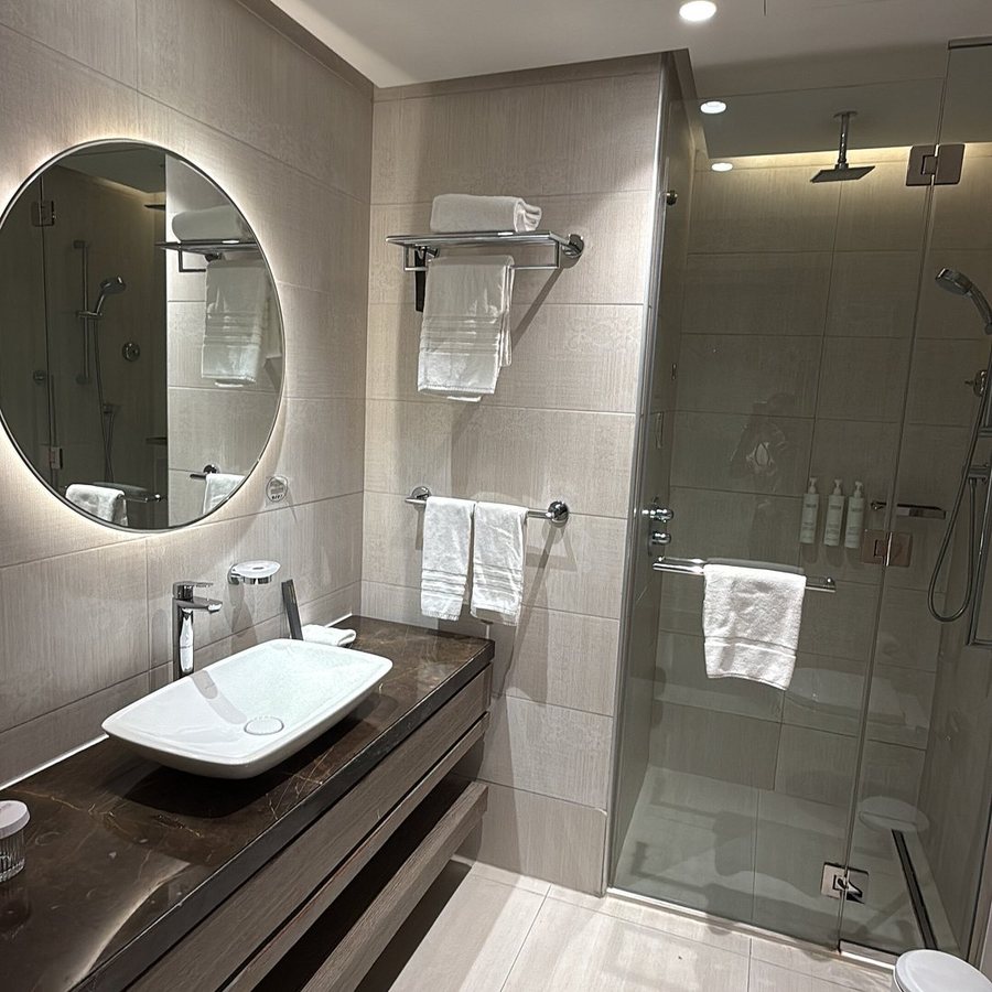 Courtyard by Marriott Al Barsha Dubai — Bathroom