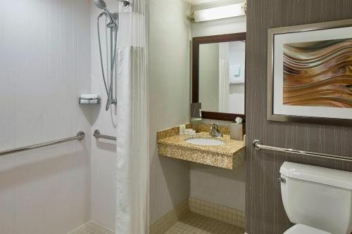 Courtyard by Marriott Albany — Bathroom