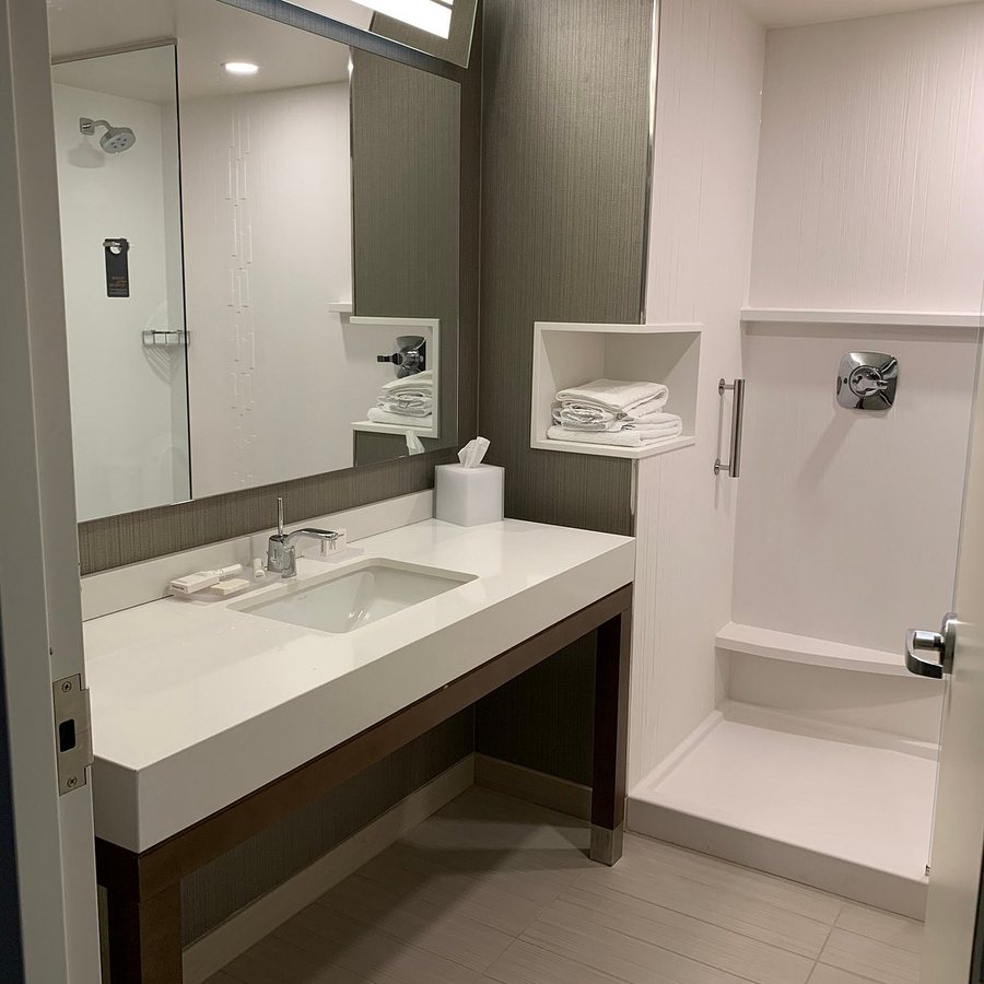 Courtyard by Marriott Albany Clifton Park — Bathroom