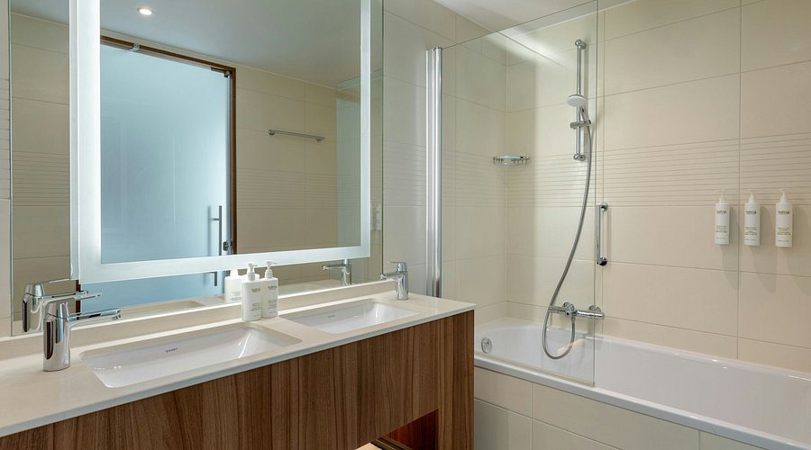 Courtyard by Marriott Amsterdam — Bathroom