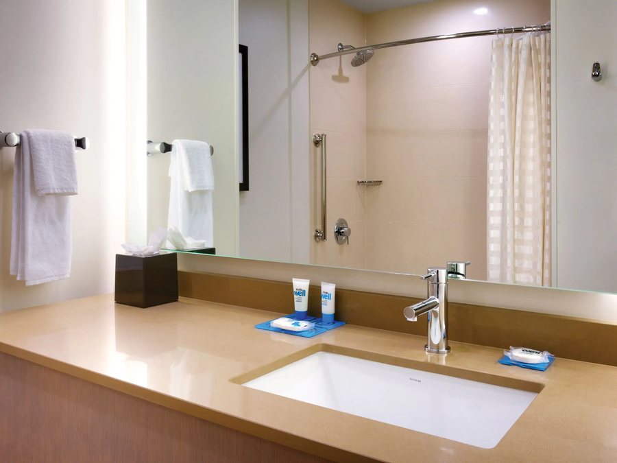 Courtyard by Marriott Anaheim Resort Convention Center — Bathroom