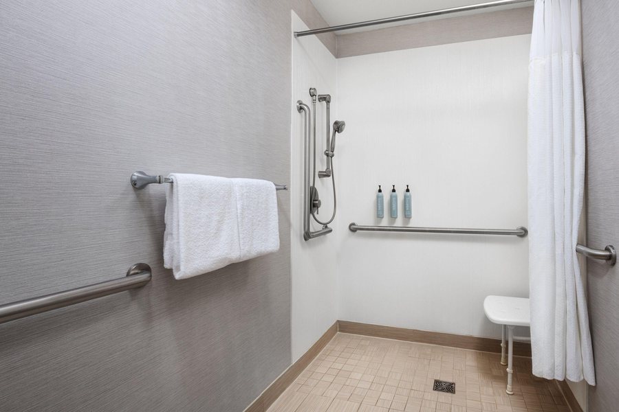 Courtyard by Marriott Anchorage Airport — Bathroom