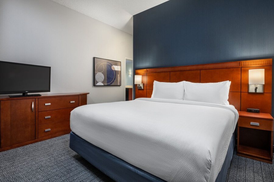 Courtyard by Marriott Anchorage Airport — Guest room