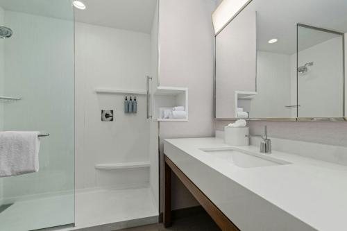 Courtyard by Marriott Anniston Oxford — Bathroom