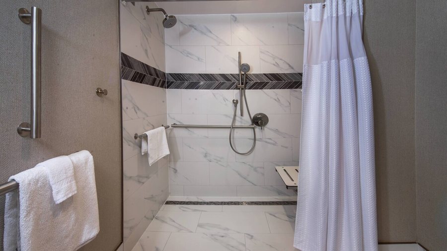 Courtyard by Marriott Arlington Crystal City Reagan National Airport — Bathroom