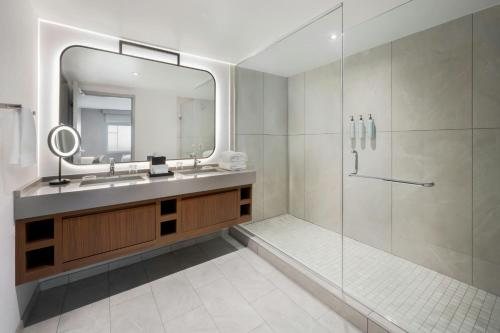 Courtyard by Marriott Athens Downtown Athens Georgia — Bathroom