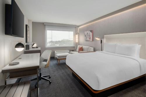 Courtyard by Marriott Athens Downtown Athens Georgia — Guest room