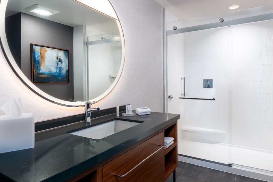 Courtyard by Marriott Atlanta Conyers — Bathroom