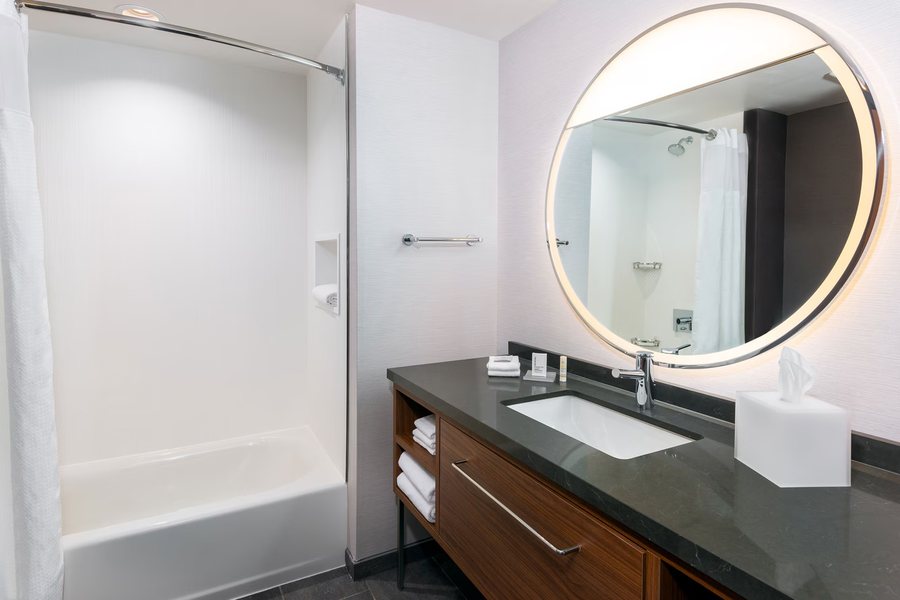 Courtyard by Marriott Atlanta Midtown — Bathroom