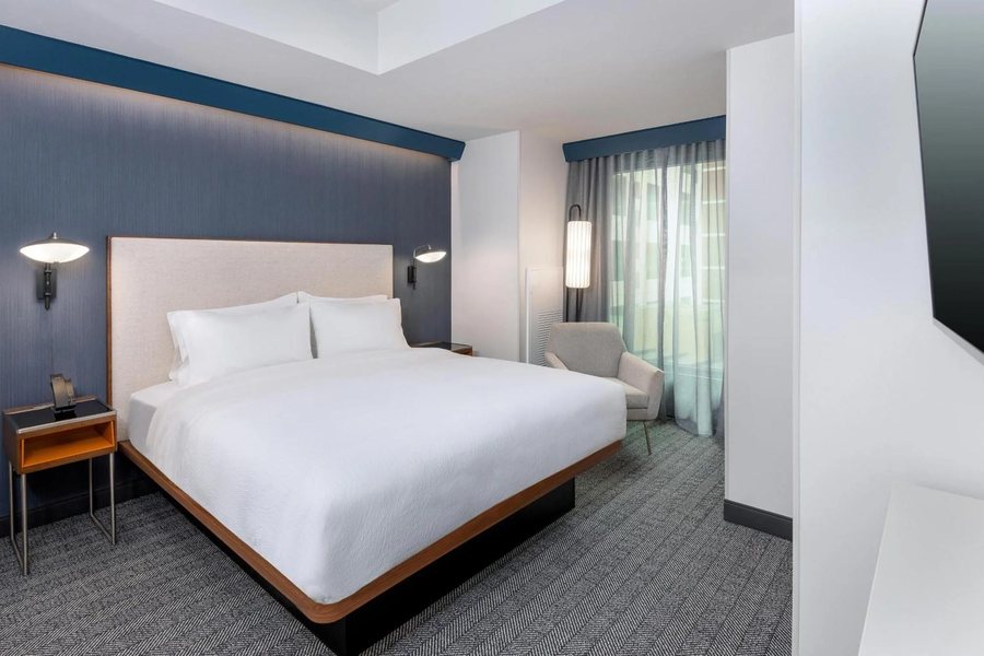 Courtyard by Marriott Atlanta Midtown — Guest room