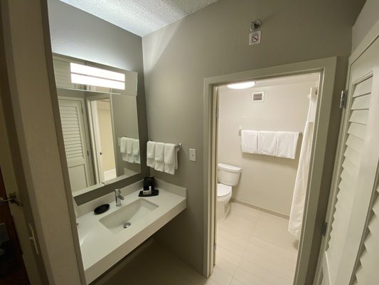 Courtyard by Marriott Atlanta Perimeter Center — Bathroom