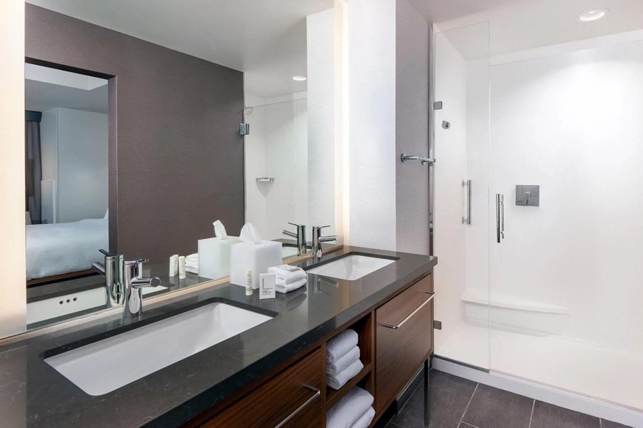Courtyard by Marriott Atlanta Windy Hill Ballpark — Bathroom