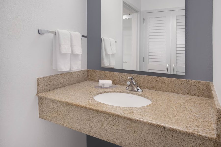 Courtyard by Marriott Augusta — Bathroom