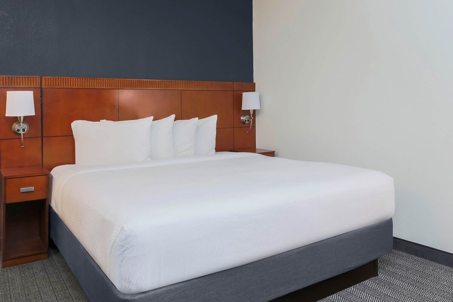 Courtyard by Marriott Austin Airport — Guest room