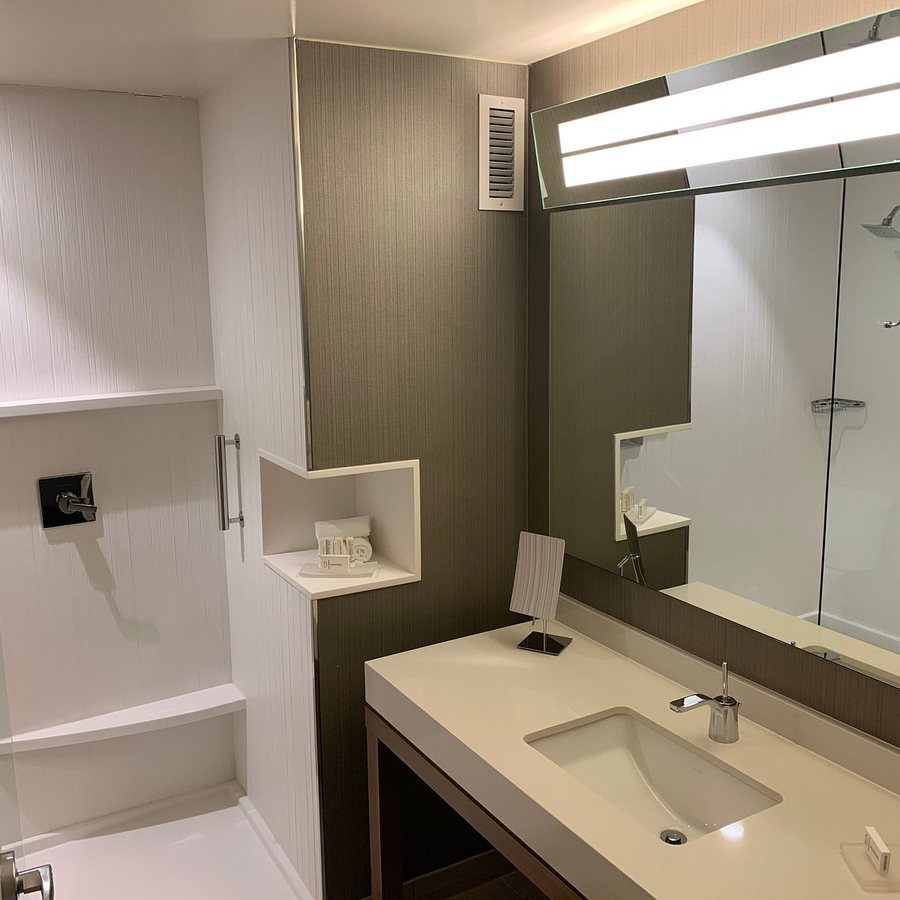 Courtyard by Marriott Austin Downtown Convention Center — Bathroom