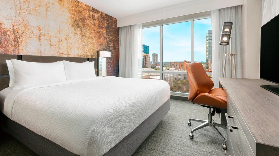 Courtyard by Marriott Austin Downtown Convention Center — Guest room