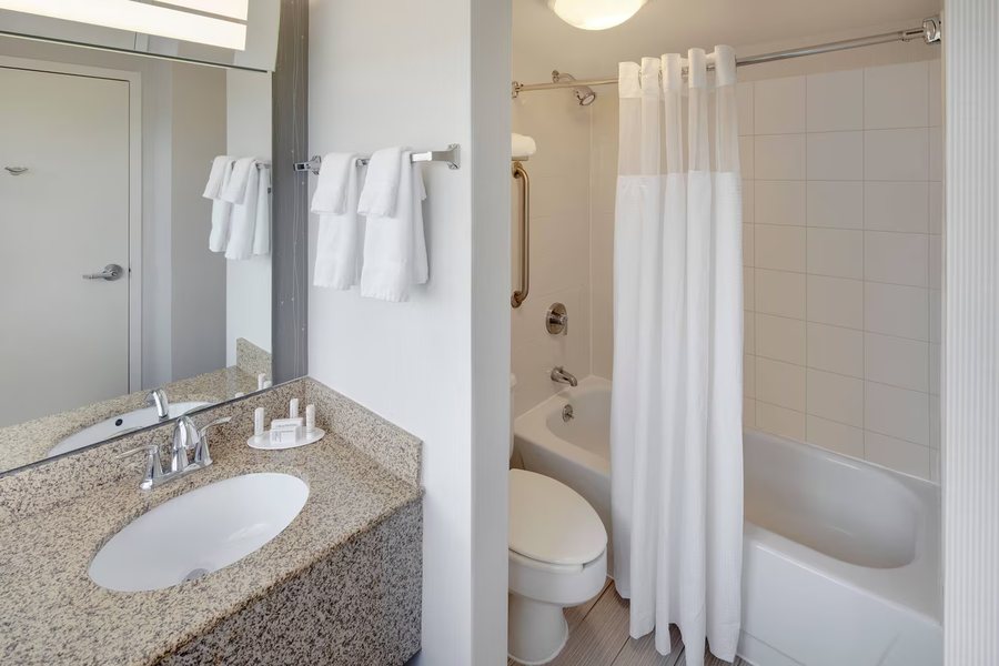 Courtyard by Marriott Austin South — Bathroom