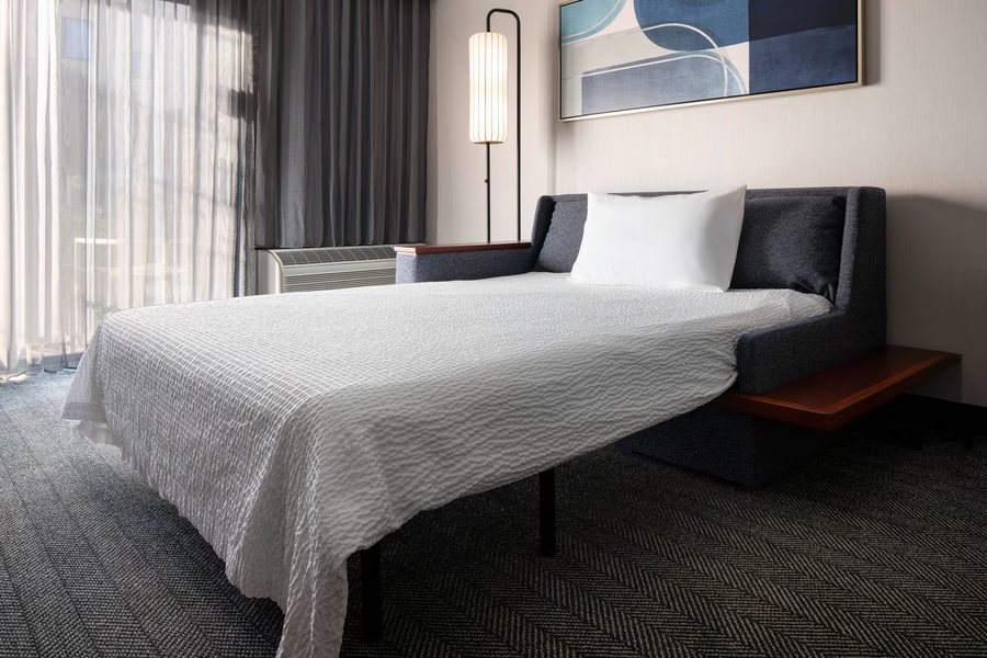 Courtyard by Marriott Bakersfield — Guest room
