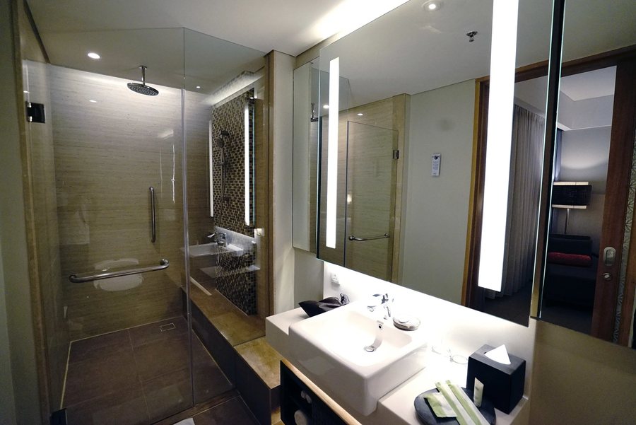 Courtyard by Marriott Bali Seminyak Resort — Bathroom