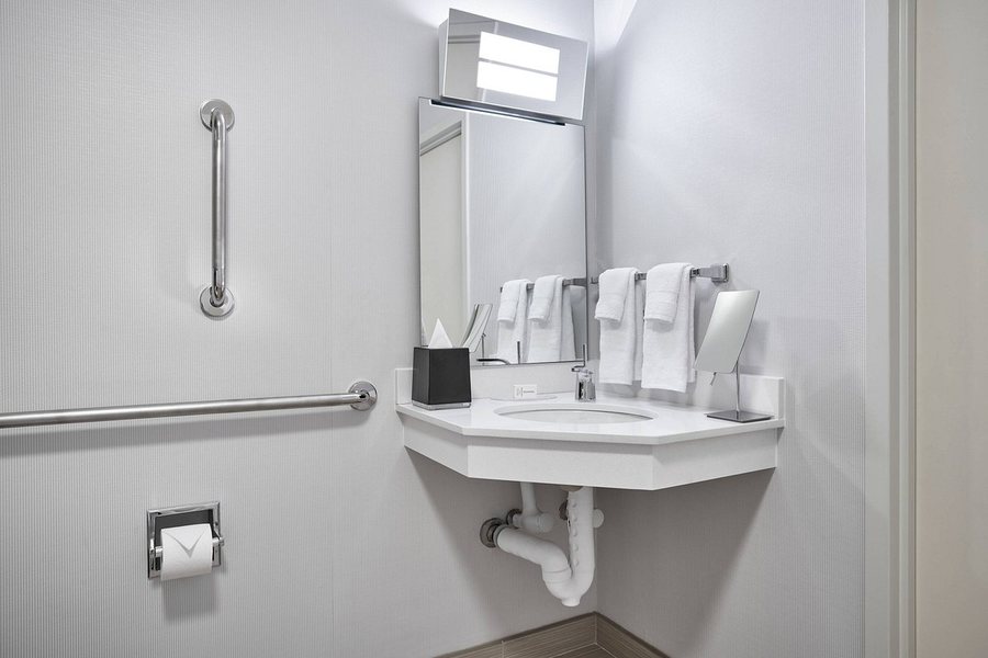Courtyard by Marriott Baltimore BWI Airport — Bathroom