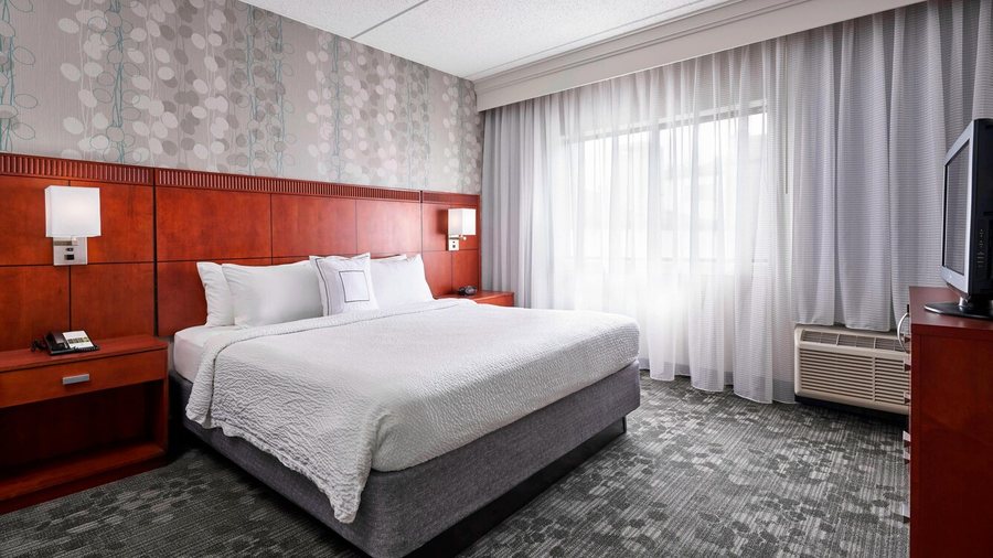 Courtyard by Marriott Baltimore BWI Airport — Guest room