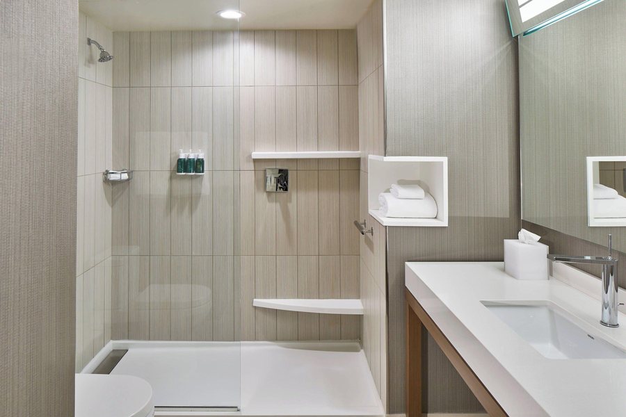 Courtyard by Marriott Baltimore Downtown Inner Harbor — Bathroom