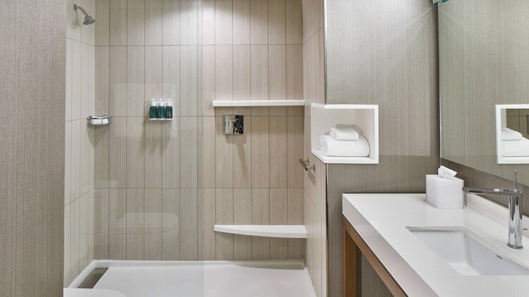 Courtyard by Marriott Baltimore Downtown McHenry Row — Bathroom
