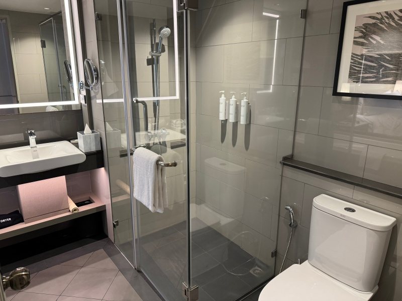 Courtyard by Marriott Bangkok Sukhumvit 20 — Bathroom