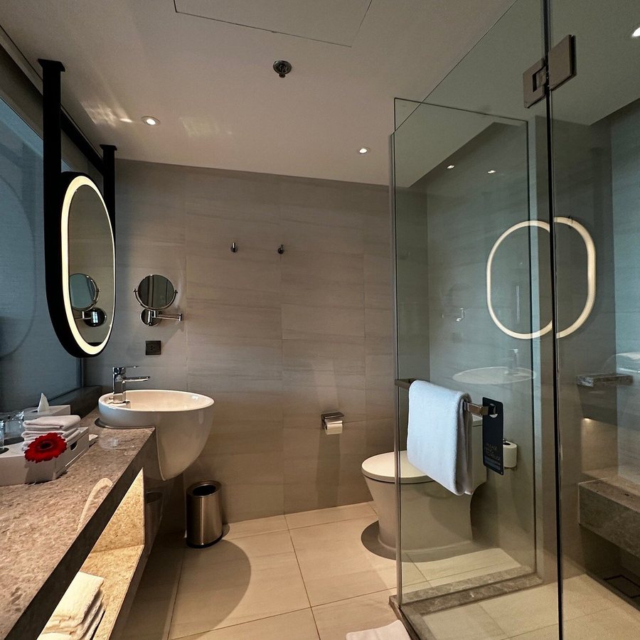 Courtyard by Marriott Bangkok Suvarnabhumi Airport — Bathroom