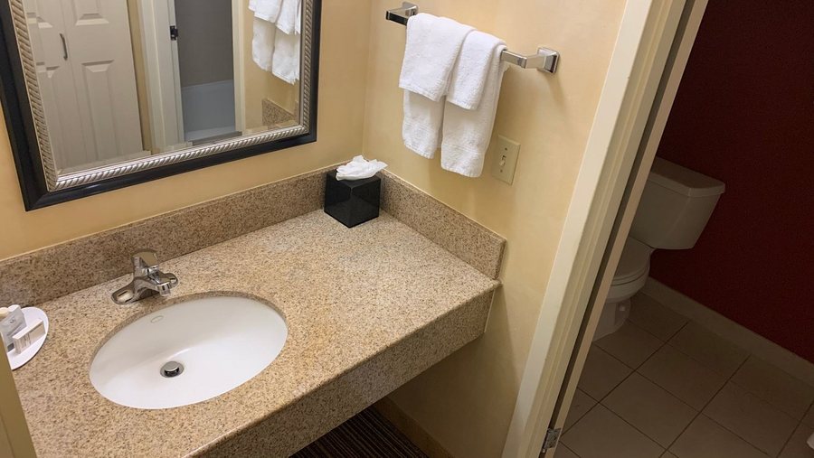 Courtyard By Marriott Baton Rouge South — Bathroom