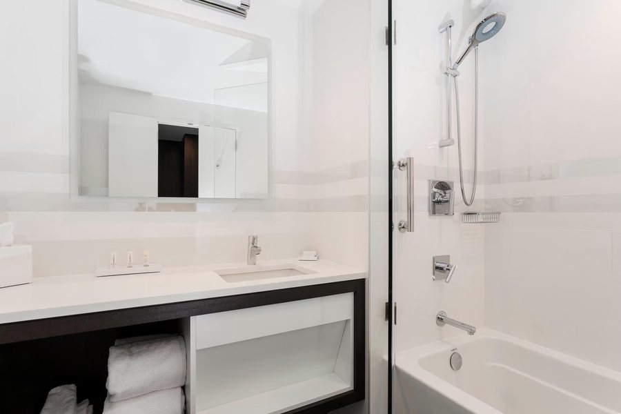 Courtyard by Marriott Bay City — Bathroom