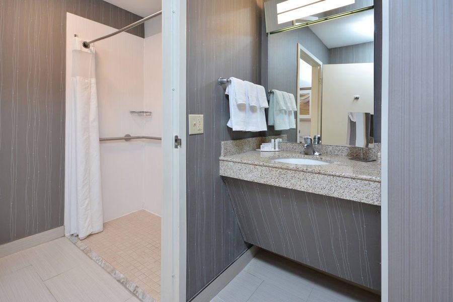 Courtyard by Marriott Beckley — Bathroom