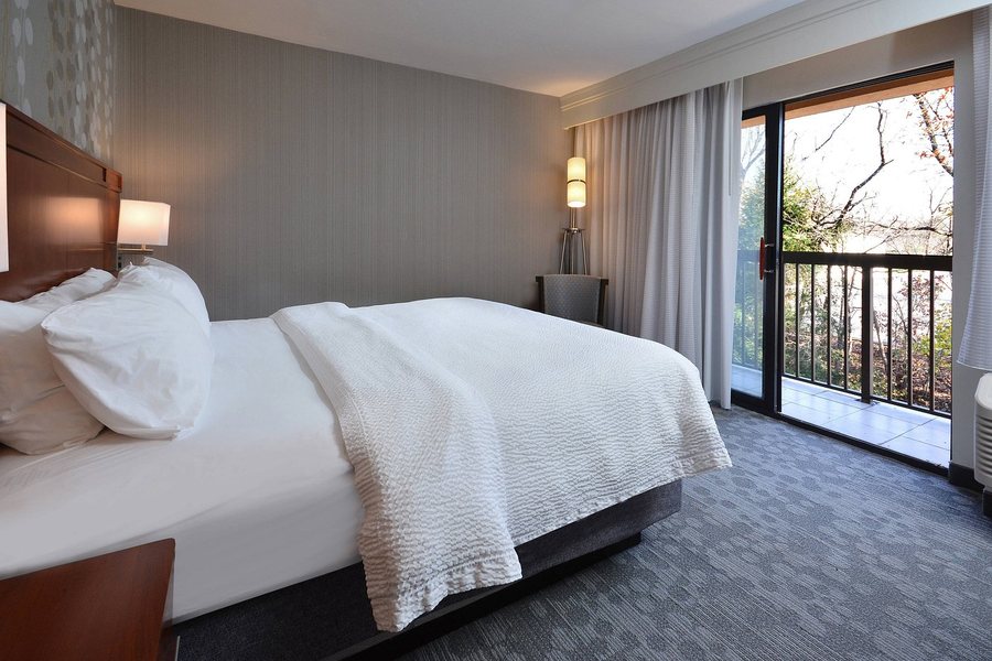 Courtyard by Marriott Beckley — Guest room