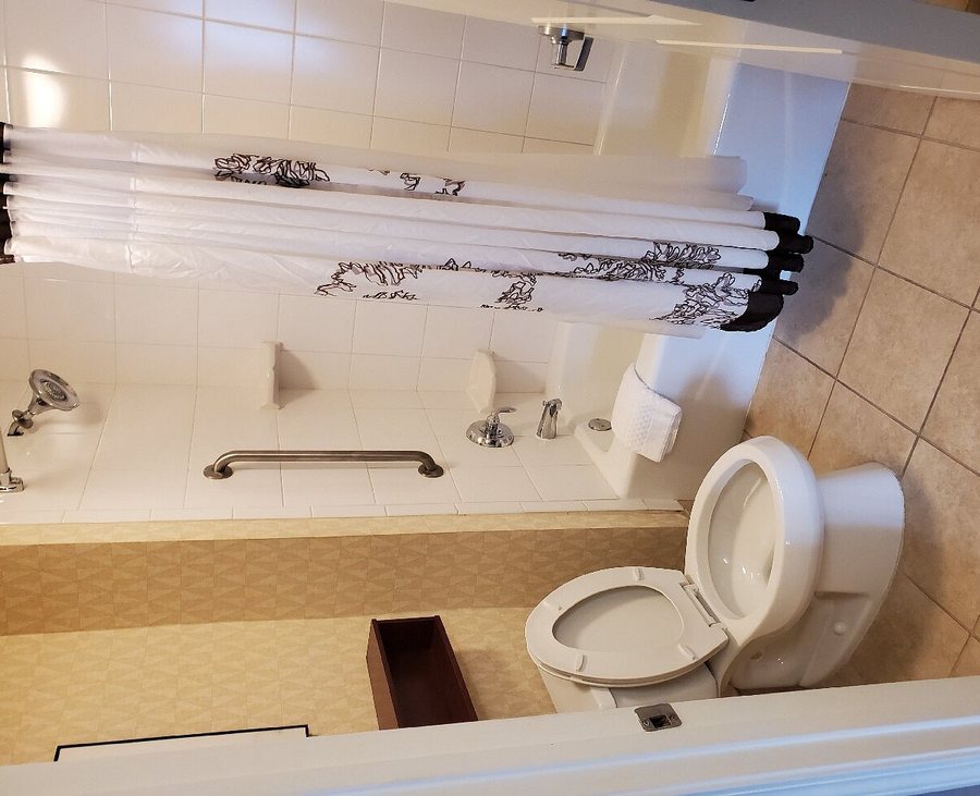 Courtyard by Marriott Birmingham Downtown at UAB — Bathroom