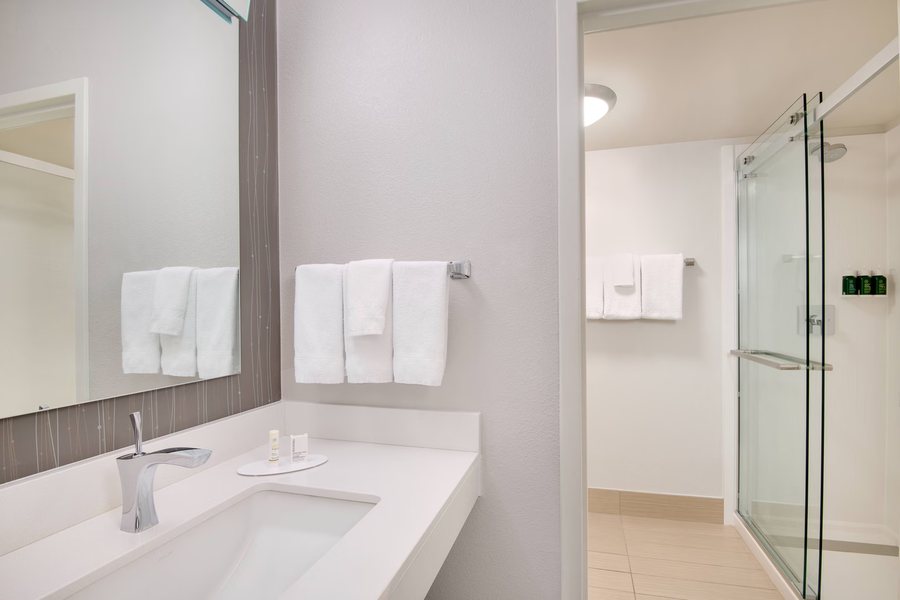 Courtyard by Marriott Birmingham Homewood — Bathroom