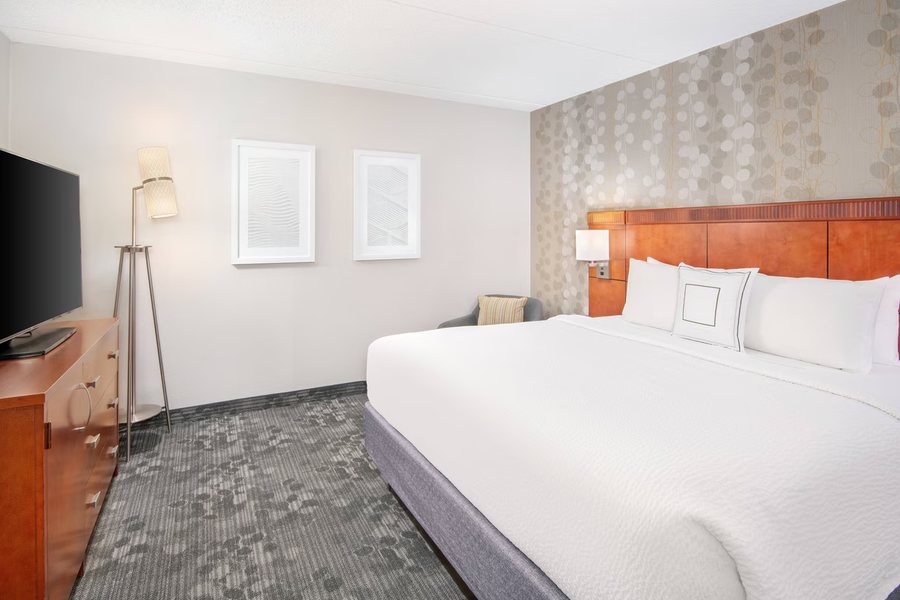 Courtyard by Marriott Birmingham Homewood — Guest room