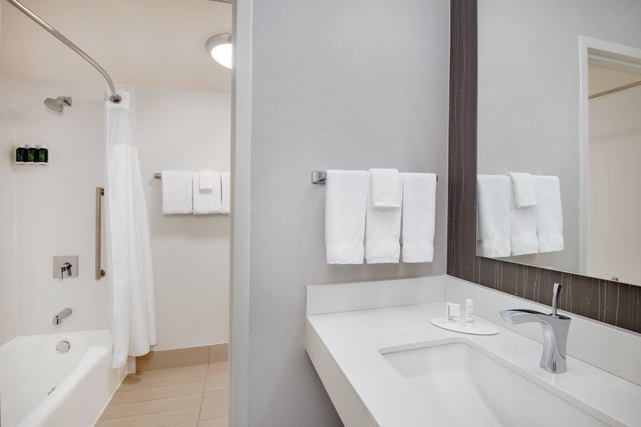 Courtyard by Marriott Birmingham Trussville — Bathroom