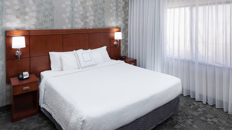 Courtyard by Marriott Birmingham Trussville — Guest room