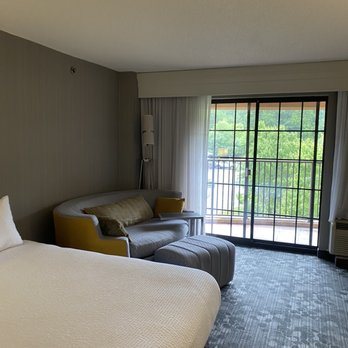 Courtyard by Marriott Blacksburg — Guest room