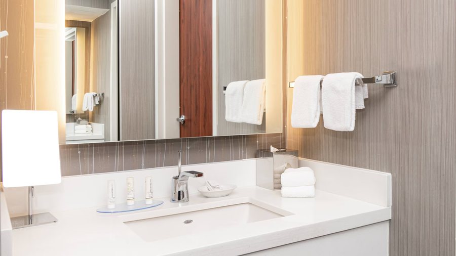 Courtyard by Marriott Bloomington — Bathroom