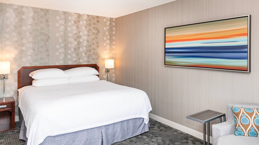 Courtyard by Marriott Bloomington — Guest room