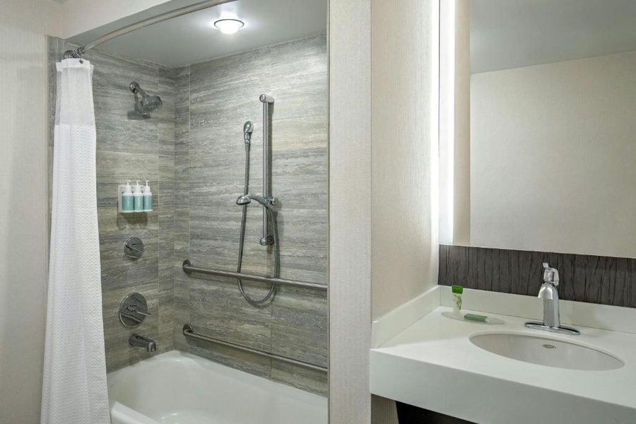 Courtyard By Marriott Boston Downtown — Bathroom