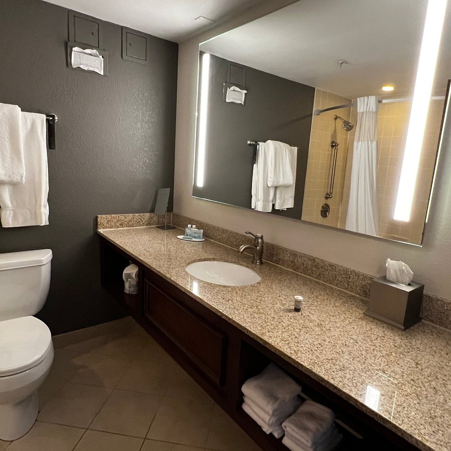 Courtyard by Marriott Boston Logan Airport — Bathroom