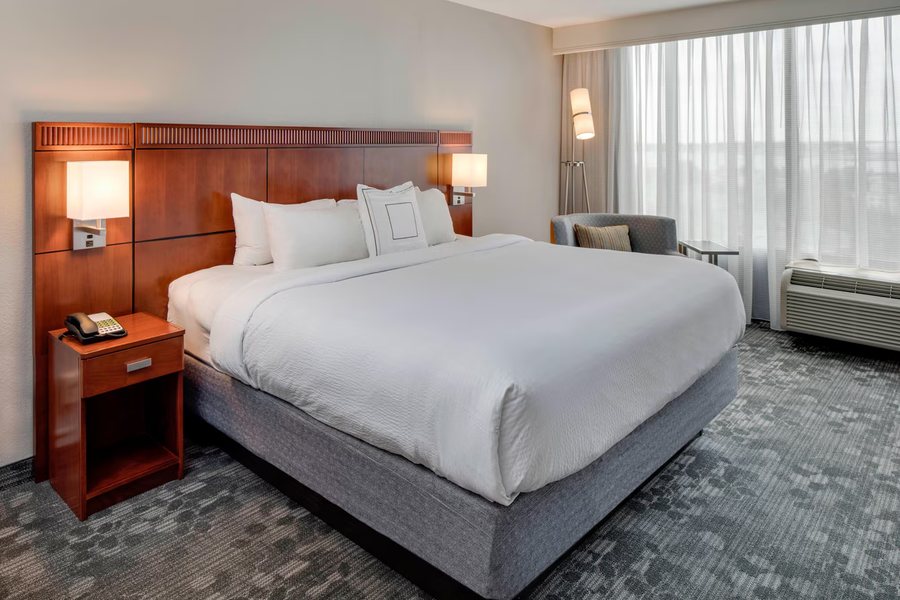 Courtyard by Marriott Boston Logan Airport — Guest room