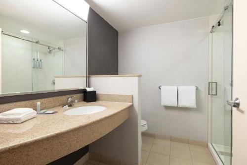 Courtyard by Marriott Boston South Boston — Bathroom