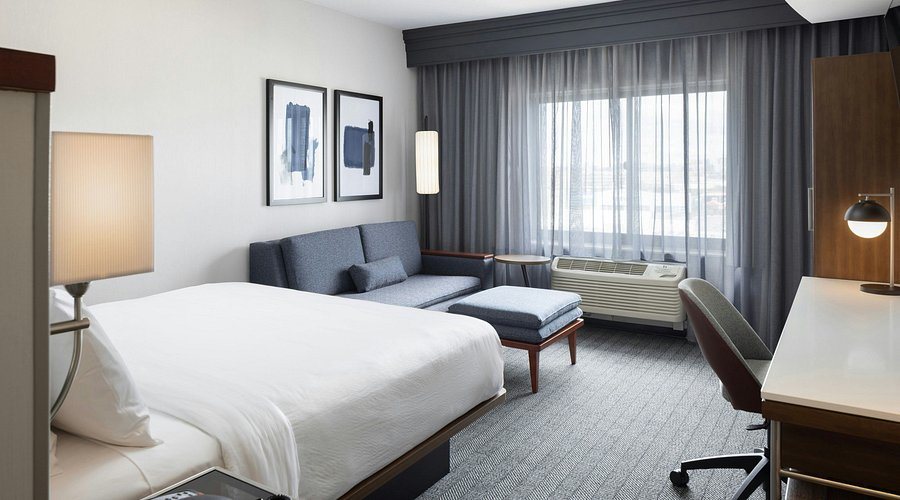 Courtyard by Marriott Boston South Boston — Guest room